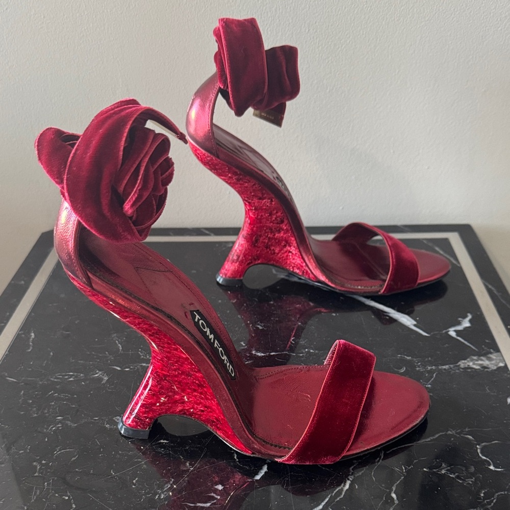 Tom Ford Burgundy Velvet Heels curved wedge rare 39 fetish ankle strap - Picture 3 of 5